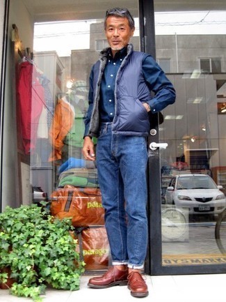 Quale scarpe derby indossare con jeans blu scuro per un uomo di 50 anni: Scegli un outfit composto da un gilet trapuntato viola e jeans blu scuro per un look trendy e alla mano. Perché non aggiungere un paio di scarpe derby per un tocco di stile in più?