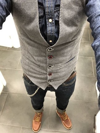 Quale jeans indossare con un gilet grigio per un uomo di 30 anni quando fa caldo: Abbina un gilet grigio con jeans per un look elegante e alla moda. Se non vuoi essere troppo formale, mettiti un paio di stivali casual in pelle marroni.