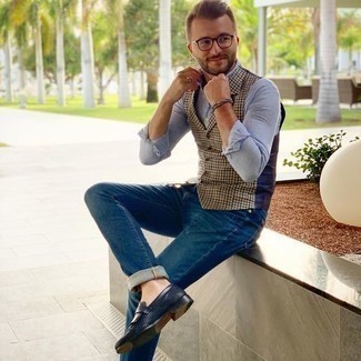 Come indossare e abbinare un gilet con jeans per un uomo di 30 anni: Indossa un gilet e jeans se preferisci uno stile ordinato e alla moda. Prova con un paio di mocassini eleganti in pelle con frange blu scuro per un tocco virile.