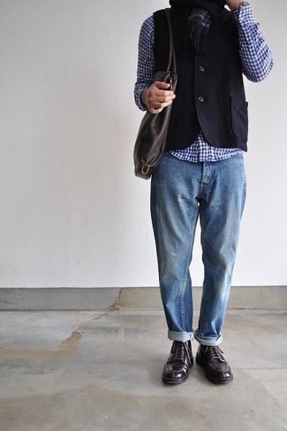 Quale scarpe derby indossare con jeans azzurri per un uomo di 30 anni: Abbina un gilet nero con jeans azzurri per un abbigliamento elegante ma casual. Indossa un paio di scarpe derby per dare un tocco classico al completo.