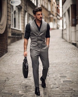Come indossare e abbinare un gilet grigio in modo formale: Prova a combinare un gilet grigio con pantaloni eleganti a righe verticali grigi per essere sofisticato e di classe. Prova con un paio di scarpe oxford in pelle nere per un tocco più rilassato.
