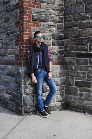 Come indossare e abbinare jeans con un serafino in modo casual: Prova a combinare un serafino con jeans per affrontare con facilità la tua giornata. Sneakers basse in pelle marroni sono una gradevolissima scelta per completare il look.