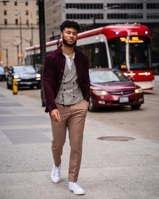 Quale serafino indossare con un gilet grigio per un uomo di 30 anni: Prova a combinare un gilet grigio con un serafino per un look davvero alla moda. Per un look più rilassato, calza un paio di sneakers alte di tela bianche.