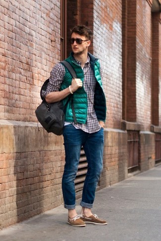 Look alla moda per uomo: Gilet verde, Camicia a maniche lunghe scozzese grigia, T-shirt girocollo bianca, Jeans blu scuro