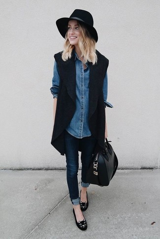 Quale mocassini eleganti indossare con jeans aderenti blu: Metti un gilet di lana nero e jeans aderenti blu per essere casual. Per le calzature, scegli lo stile classico con un paio di mocassini eleganti.