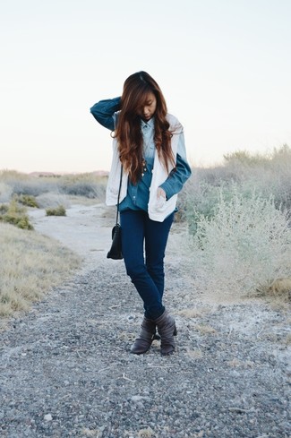 Come indossare e abbinare jeans aderenti con stivaletti: Potresti indossare un gilet lavorato a maglia bianco e jeans aderenti per essere trendy e seducente. Stivaletti sono una validissima scelta per completare il look.
