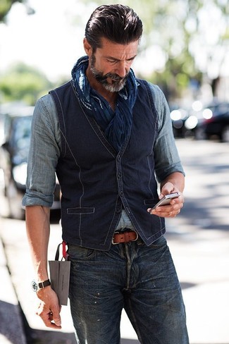 Come indossare e abbinare un gilet per un uomo di 40 anni: Scegli un outfit composto da un gilet e jeans blu scuro per un look elegante e alla moda.