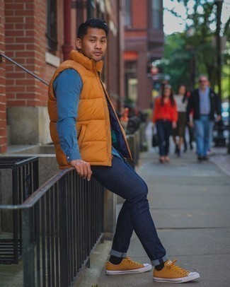 Come indossare e abbinare jeans blu scuro con una camicia di jeans blu per un uomo di 20 anni quando fa caldo: Prova a combinare una camicia di jeans blu con jeans blu scuro per un look spensierato e alla moda. Sneakers basse di tela arancioni sono una interessante scelta per completare il look.