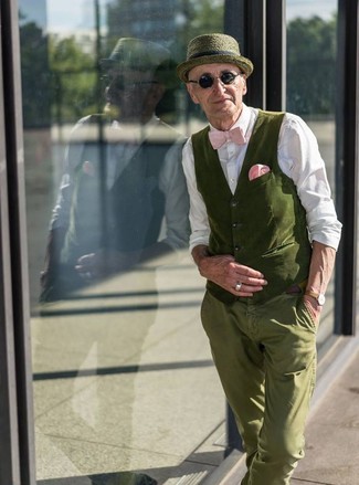 Come indossare e abbinare un orologio beige per un uomo di 30 anni: Per un outfit quotidiano pieno di carattere e personalità, scegli un outfit composto da un gilet di cotone verde oliva e un orologio beige.