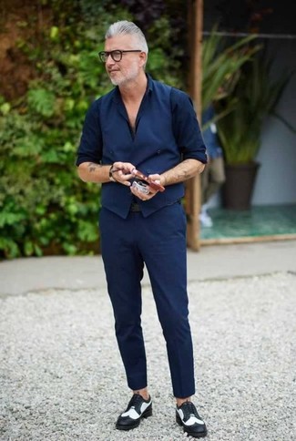 Quale scarpe brogue indossare con chino blu scuro per un uomo di 50 anni in modo smart-casual: Scegli un outfit composto da un gilet blu scuro e chino blu scuro come un vero gentiluomo. Scarpe brogue sono una eccellente scelta per completare il look.
