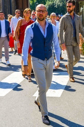 Quale mocassini eleganti indossare con un gilet blu per un uomo di 30 anni in modo formale: Abbina un gilet blu con chino grigi come un vero gentiluomo. Mocassini eleganti sono una validissima scelta per completare il look.