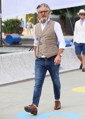 Come indossare e abbinare sneakers in pelle marroni per un uomo di 50 anni: Combina un gilet beige con jeans aderenti blu per un look elegante ma non troppo appariscente. Se non vuoi essere troppo formale, mettiti un paio di sneakers in pelle marroni.
