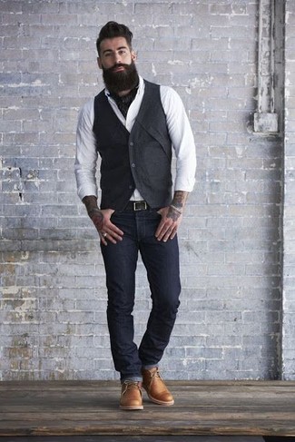 Quale chukka indossare con un gilet grigio in modo smart-casual: Indossa un gilet grigio con jeans neri per essere sofisticato e di classe. Per un look più rilassato, opta per un paio di chukka.