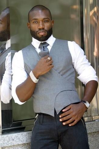 Come indossare e abbinare una cravatta di seta grigia in estate 2024 in modo formale: Indossa un gilet grigio con una cravatta di seta grigia per un look elegante e di classe. Questo, ovviamente, è il look indispensabile per l’estate.