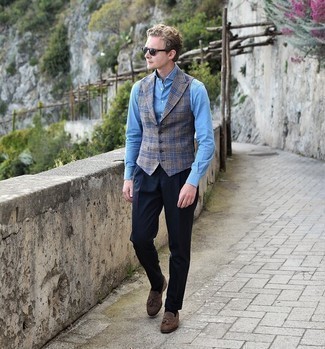Look alla moda per uomo: Gilet di lana scozzese grigio, Camicia elegante azzurra, Pantaloni eleganti blu scuro, Mocassini con nappine in pelle scamosciata marrone scuro