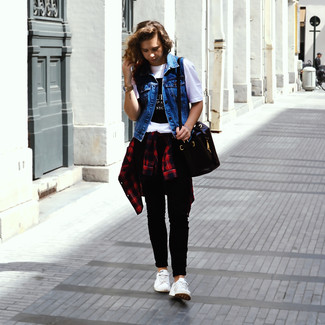 Look alla moda per donna: Gilet di jeans blu, Camicia elegante scozzese rossa e nera, T-shirt girocollo stampata bianca e nera, Jeans aderenti neri