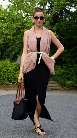 Come indossare e abbinare una borsa di tela quando fa caldo: Indossa un gilet rosa con una borsa di tela per un'atmosfera casual-cool. Infradito in pelle scamosciata neri sono una gradevolissima scelta per completare il look.