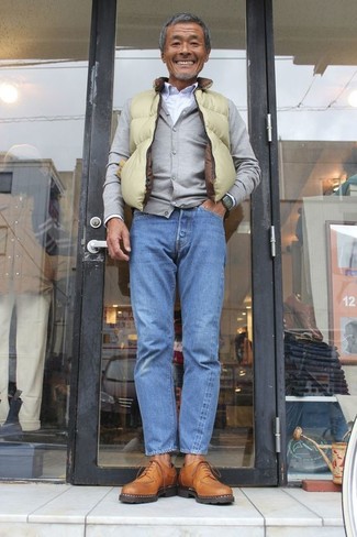 Quale jeans indossare con scarpe derby marroni per un uomo di 60 anni: Indossa un gilet lime e jeans per un fantastico look da sfoggiare nel weekend. Scarpe derby marroni daranno lucentezza a un look discreto.