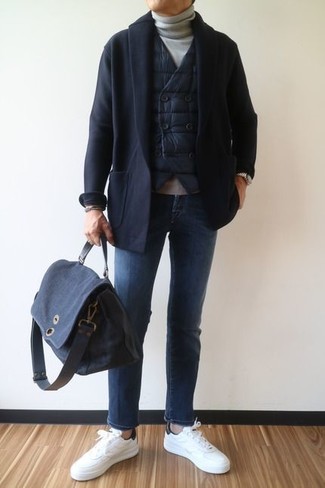 Come indossare e abbinare un cardigan nero: Prova a combinare un cardigan nero con jeans blu per vestirti casual. Se non vuoi essere troppo formale, opta per un paio di sneakers basse in pelle bianche.