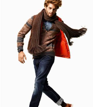 Come indossare e abbinare una sciarpa marrone in autunno 2024: Un gilet marrone e una sciarpa marrone sono una combinazione perfetta da usare nel weekend. Una eccellente scelta per le temperature autunnali!