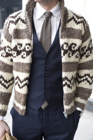 Come indossare e abbinare un cardigan con zip marrone scuro per un uomo di 30 anni in modo formale: Scegli un cardigan con zip marrone scuro e pantaloni eleganti blu scuro per un look elegante e di classe.
