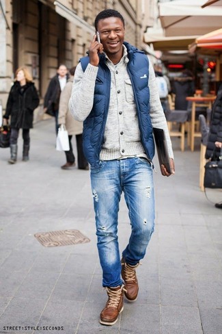 Come indossare e abbinare una t-shirt girocollo azzurra con jeans strappati blu scuro per un uomo di 30 anni: Per un outfit della massima comodità, abbina una t-shirt girocollo azzurra con jeans strappati blu scuro. Stivali da lavoro in pelle marroni sono una interessante scelta per completare il look.