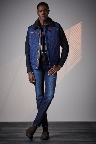 Look alla moda per uomo: Gilet di jeans blu scuro, Felpa stampata blu scuro, Jeans blu scuro, Stivali chelsea in pelle scamosciata marrone scuro