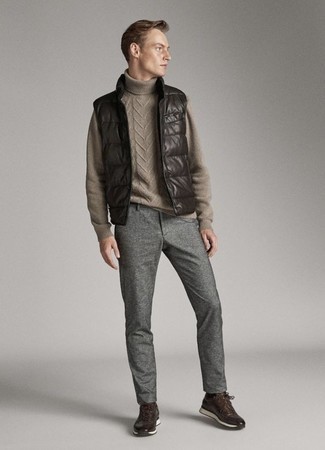 Come indossare e abbinare un maglione: Indossa un maglione e chino di lana grigi per vestirti casual. Scarpe sportive marrone scuro sono una gradevolissima scelta per completare il look.