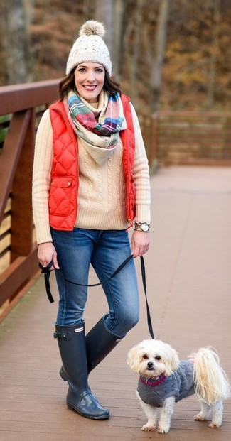 Come indossare e abbinare una sciarpa scozzese per una donna di 40 anni: Un gilet rosso e una sciarpa scozzese per essere spensierata e alla moda. Stivali di gomma blu scuro sono una valida scelta per completare il look.