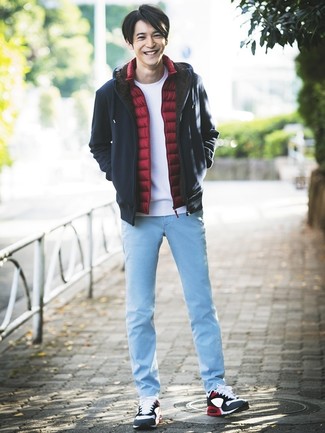 Look alla moda per uomo: Gilet rosso, Felpa con cappuccio blu scuro, T-shirt girocollo bianca, Jeans azzurri