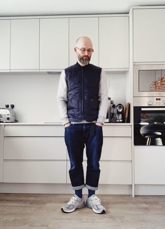 Quale jeans indossare con una felpa grigio scuro per un uomo di 40 anni in autunno 2024 in modo casual: Per creare un adatto a un pranzo con gli amici nel weekend vestiti con una felpa grigio scuro e jeans. Per un look più rilassato, calza un paio di scarpe sportive grigie. È magnifica scelta per tuo look autunnale!