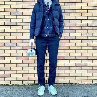 Quale sneakers basse indossare con una giacca di jeans blu scuro in modo smart-casual: Mostra il tuo stile in una giacca di jeans blu scuro con chino blu scuro per un outfit comodo ma studiato con cura. Per distinguerti dagli altri, calza un paio di sneakers basse.