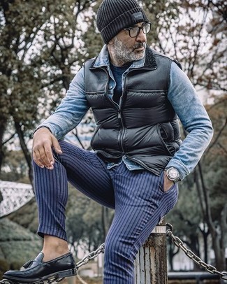 Quale giacca di jeans indossare con chino blu scuro per un uomo di 50 anni in autunno 2024: Mostra il tuo stile in una giacca di jeans con chino blu scuro per vestirti casual. Sfodera il gusto per le calzature di lusso e scegli un paio di mocassini con nappine in pelle neri. Un look splendido per essere cool e trendy anche durante la stagione autunnale.