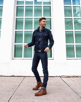 Quale stivali casual indossare con una giacca di jeans blu scuro in modo casual: Opta per una giacca di jeans blu scuro e jeans blu scuro per un look semplice, da indossare ogni giorno. Scegli uno stile classico per le calzature e mettiti un paio di stivali casual.