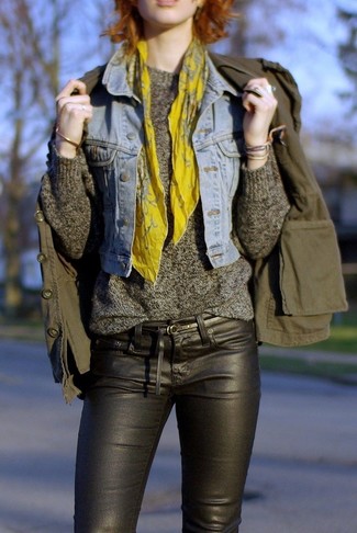 Quale jeans aderenti indossare con una giacca militare verde oliva in autunno 2024: Coniuga una giacca militare verde oliva con jeans aderenti per un look raffinato per il tempo libero. Una stupenda scelta per essere cool e trendy anche durante la stagione autunnale.