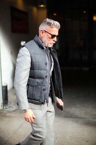 Come indossare e abbinare una giacca trapuntata per un uomo di 50 anni in modo formale: Potresti abbinare una giacca trapuntata con un abito grigio per un look elegante e alla moda.