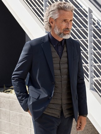 Come indossare e abbinare un abito blu scuro per un uomo di 50 anni: Scegli un outfit composto da un abito blu scuro e un gilet grigio scuro per un look elegante e alla moda.