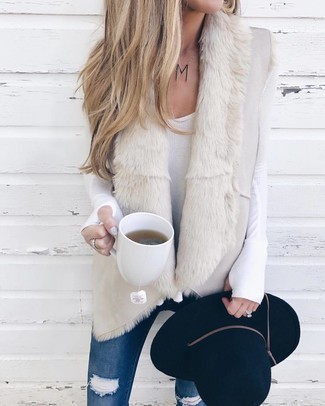 Come indossare e abbinare un borsalino di lana in modo casual: Mostra il tuo stile in un gilet in shearling beige con un borsalino di lana per un look facile da indossare.