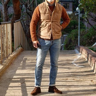 Quale camicia di jeans indossare con chukka marroni per un uomo di 30 anni: Coniuga una camicia di jeans con un gilet in pelle scamosciata marrone chiaro per un look spensierato e alla moda. Perfeziona questo look con un paio di chukka marroni.