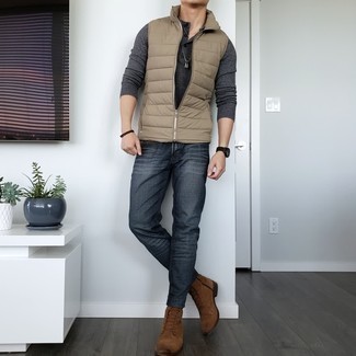Quale jeans indossare con stivali casual marroni: Potresti indossare un gilet trapuntato marrone chiaro e jeans per vestirti casual. Scegli un paio di stivali casual marroni per un tocco virile.