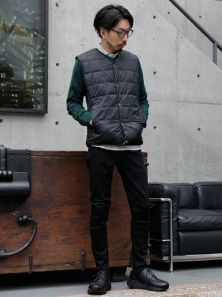 Look alla moda per uomo: Gilet trapuntato nero, Maglione con scollo a v verde scuro, Camicia a maniche corte grigia, Jeans neri