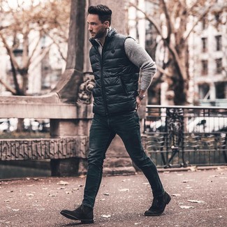 Quale jeans aderenti indossare con un maglione con zip grigio in autunno 2024 in modo smart-casual: Abbinare un maglione con zip grigio e jeans aderenti è una comoda opzione per fare commissioni in città. Prova con un paio di stivali eleganti in pelle scamosciata neri per mettere in mostra il tuo gusto per le scarpe di alta moda. Ecco un outfit ideale per questo autunno.