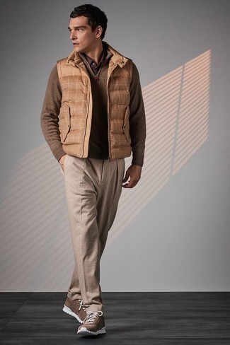 Quale maglione con zip indossare con chino beige: Potresti combinare un maglione con zip con chino beige per vestirti casual. Per distinguerti dagli altri, calza un paio di scarpe sportive marroni.