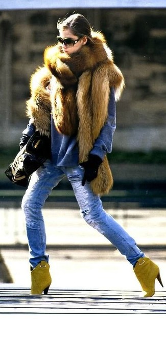 Quale stivaletti indossare con un gilet marrone quando fa freddo in modo casual: Abbina un gilet marrone con jeans strappati blu per le giornate pigre. Perfeziona questo look con un paio di stivaletti.