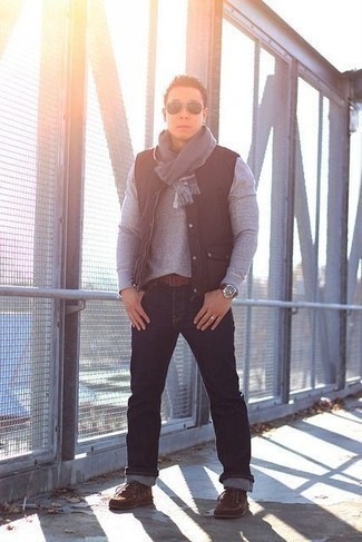 Come indossare e abbinare un maglione girocollo grigio con jeans blu scuro: Indossa un maglione girocollo grigio e jeans blu scuro per un look raffinato per il tempo libero. Chukka in pelle scamosciata marroni sono una splendida scelta per completare il look.