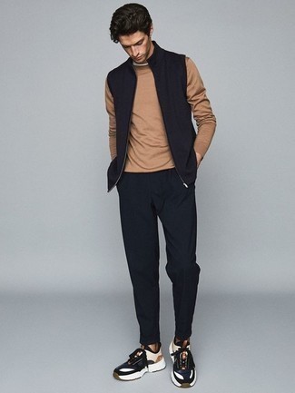 Quale chino indossare con un maglione girocollo marrone chiaro: Combina un maglione girocollo marrone chiaro con chino per un look raffinato per il tempo libero. Indossa un paio di scarpe sportive blu scuro e bianche per un tocco più rilassato.