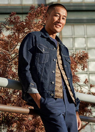 Come indossare e abbinare una giacca di jeans blu scuro con chino blu scuro: Per un outfit quotidiano pieno di carattere e personalità, indossa una giacca di jeans blu scuro con chino blu scuro.