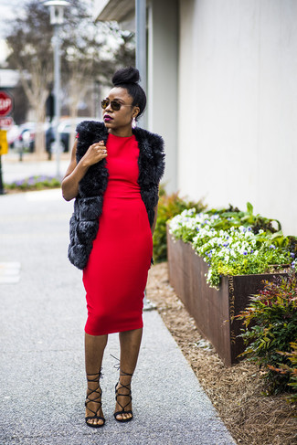 Come indossare e abbinare un gilet in modo smart-casual: Indossa un gilet e un vestito aderente rosso per un fantastico look da sfoggiare nel weekend. Rifinisci questo look con un paio di sandali con tacco in pelle neri.
