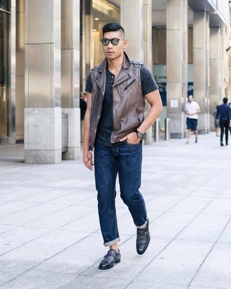 Come indossare e abbinare un serafino: Coniuga un serafino con jeans blu scuro per un look raffinato per il tempo libero. Scegli un paio di scarpe monk in pelle grigio scuro come calzature per dare un tocco classico al completo.