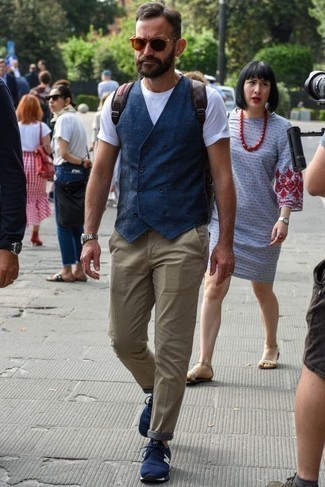Quale t-shirt girocollo indossare con chino beige per un uomo di 40 anni in modo smart-casual: Indossa una t-shirt girocollo con chino beige per vestirti casual. Se non vuoi essere troppo formale, calza un paio di scarpe sportive blu scuro.